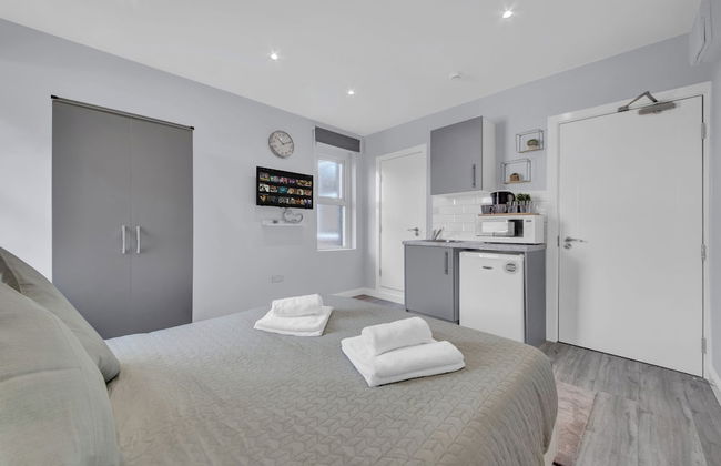 Captivating 1-bed Studio in West Drayton - Photo 2