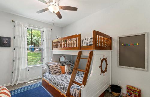 The Benjamin I - 2022 Built Luxury Retreat with Backyard Paradise with Hot Tub Outdoor Movie Screen Dock & Boat Rental - Foto 23