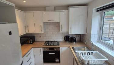 Bright & Cozy 3 Bed House with Parking - Foto 4, stove, dishwasher, toaster