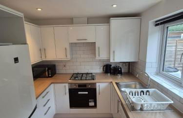 Bright & Cozy 3 Bed House with Parking - Photo 4