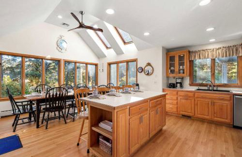 Spacious Home with Direct Pond Access! - Foto 13