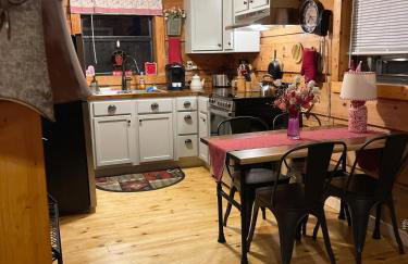 Romantic Log Cabin with Hot Tub near Cherokee National Forest, Tennessee - Foto 26