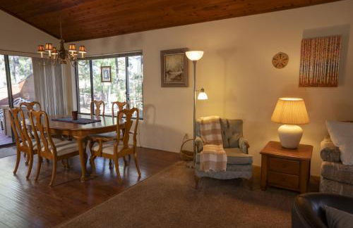 3BR Flagstaff Escape with Deck and Pine Views - Foto 25