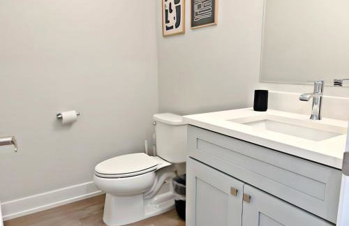 Modern 4BR Townhouse with Parking & Lake Views - WVille rep 4 - Foto 55