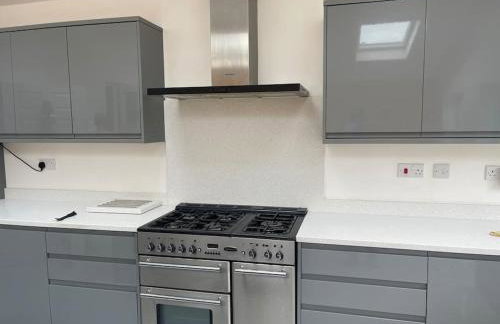 Luxurious Detached Holiday House Free Parking near Airport Town Centre Railway Station - Foto 18