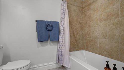 Hartford 5BR Family Home with Games BBQ Grill and Firepit - Foto 5