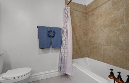 Hartford 5BR Family Home with Games BBQ Grill and Firepit - Foto 5