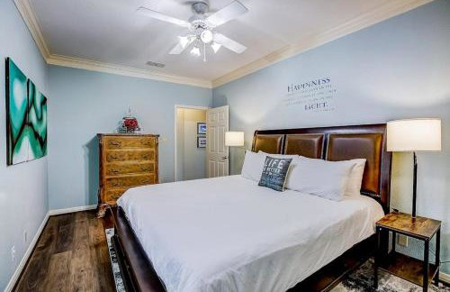 Stunning Lakefront Home with 2 Patios, Chef's Kitchen, & Lake Access - Foto 23