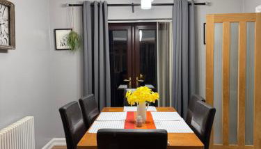 Stunning 2 Bedroom Bungalow - Free Parking - Convenient Location - Foto 3