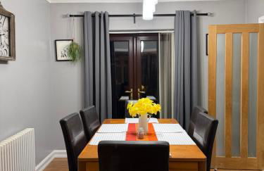 Stunning 2 Bedroom Bungalow - Free Parking - Convenient Location - Foto 3