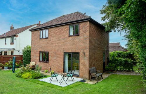 Splendid House Great Location to WAVE Surf & South West Water Park - Super Garden By STAE-Homes - Foto 36