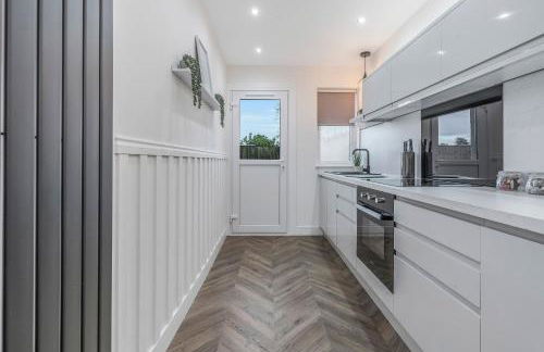 Parkside 2 bedroom house near Dunfermline & Edinburgh - Photo 13