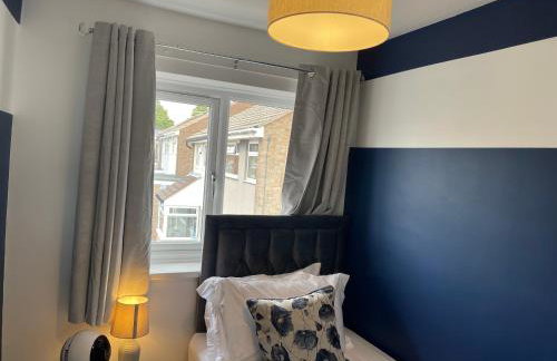 Stylish 3 bed house, private parking , with conservatory, close to KFC, McDonalds, ALDI and ASDA - Photo 18