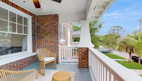 Spacious duplex with private balcony, washer & dryer, and WiFI - Foto 2