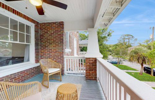 Spacious duplex with private balcony, washer & dryer, and WiFI - Foto 2