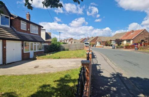 Family-Friendly Detached House Near Leeds and Bradford with Garden - Foto 36