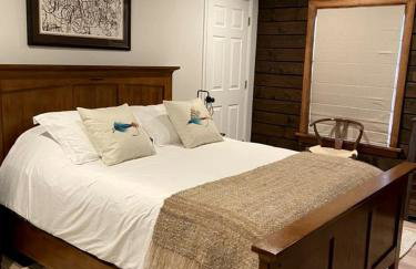 Elegant Western-Style Vacation Rental with Mountain Views near Madison River in Ennis, Montana - Foto 24