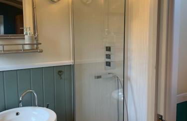 Shepherds Hut with Scandinavian Hot Tub and hydromassager - Foto 21