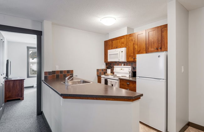 SPACIOUS 2-Br 2-Ba | Ski In/Out | Pool & Hot Tubs | in Heart of PANORAMA RESORT - Photo 10