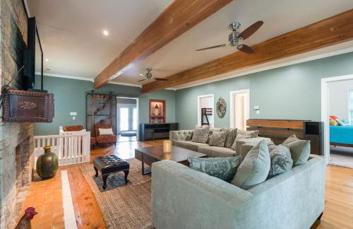 Remodeled Historic Lakefront Gem Overlooking Lake Travis and Jones Brothers Park *Great for Families and Groups* - Foto 48