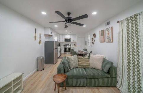 DT DFW Chic Free Parking and Pool In Medical District - Foto 19