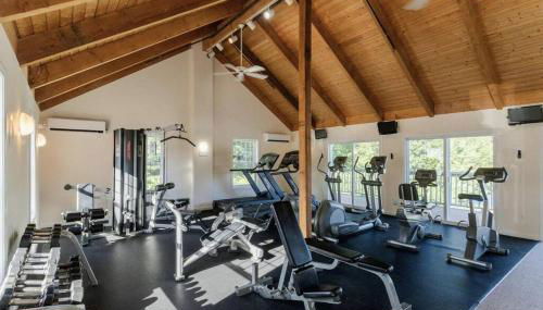 2026 Summer Cottage Sleeps 6, 2 Bedrooms Sun Room Jaccuzi 1 Mile to Beach! - Photo 4