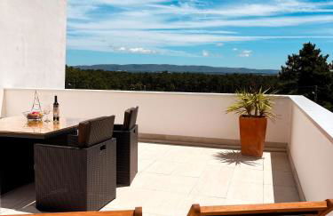 Edles Apartment in Architektenvilla mit großem Pool, Sauna, Dachterrasse und malerischem Garten - Foto 8