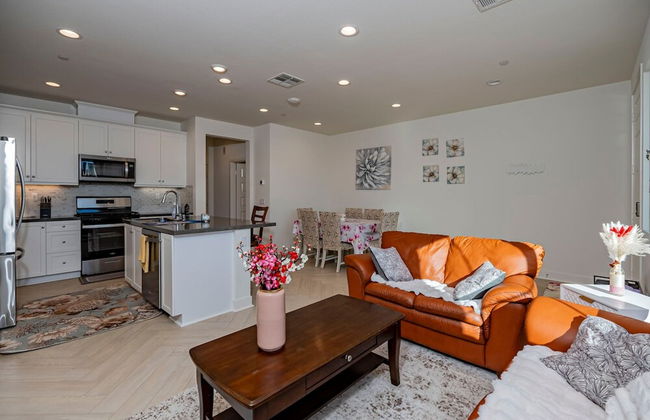 Luxurious Ontario Townhouse Ideal Family Retreat - Photo 11