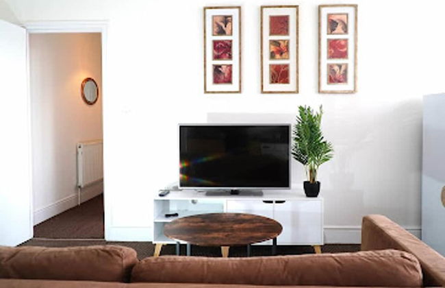 Clean, Spacious 2-bed Apartment in Brierley Hill - Foto 1