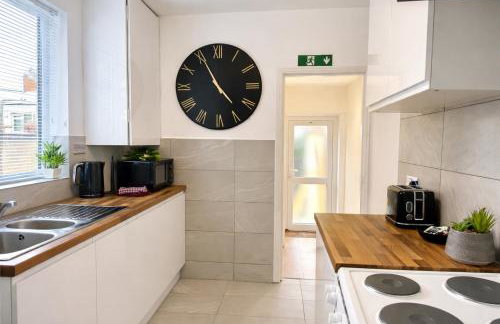 4 Bed House - TVs in Each Room - FreeParking - Superfast WiFi - 2 Fridge Freezers - Photo 3