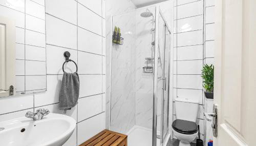 Urban Haven 2-Bedroom Apt, SW17 London - Sleep 5 - - Foto 5, Shower