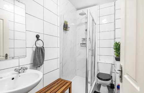 Urban Haven 2-Bedroom Apt, SW17 London - Sleep 5 - - Photo 5