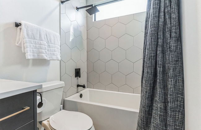 Chic Austin Getaway Brand New w/ Rooftop Patio! - Foto 24