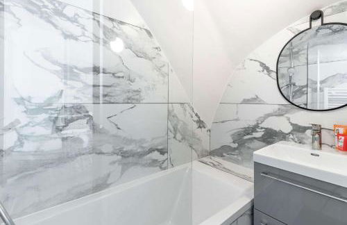 New- 8 pers devant le parc de la villette - Foto 16