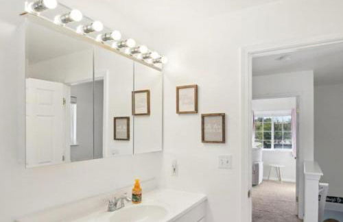 Newly Luxury Dream Home With 4 Bedroom 2 Full Bath, Full Body Massage Chair, 65Inch TV, Nice Deck, Fenced Backyard, Private Gym - Foto 2