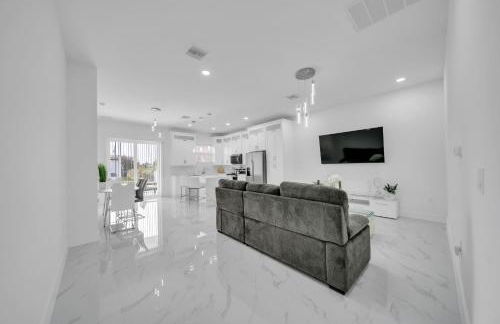 Cozy 3BR Duplex Unit with WiFi and Laundry in Lehigh Acres - Foto 1