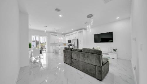 Cozy 3BR Duplex Unit with WiFi and Laundry in Lehigh Acres - Foto 1