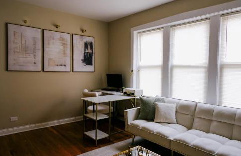 Chicago Chic, Cozy 1BR with Stylish Workspace - Photo 30