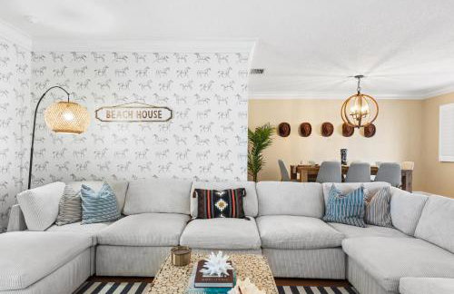 Centrally Located 4BD Oasis with Pool & Movie Patio - Foto 19