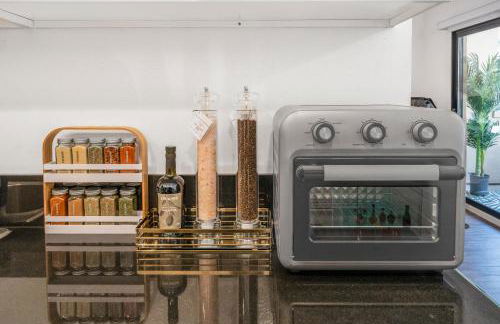 Luxury Pool View Spa Suite-Massage Chair-Steam Sauna-Welcome Champagne ! - Foto 38