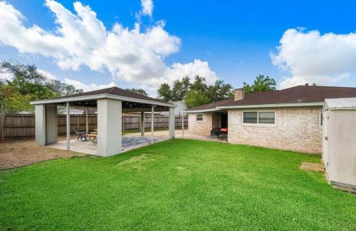 Large South Houston gem with covered patio seating - Foto 23