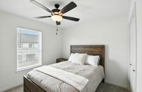 Modern Townhome Retreat in Prime Location townhouse - Photo 4