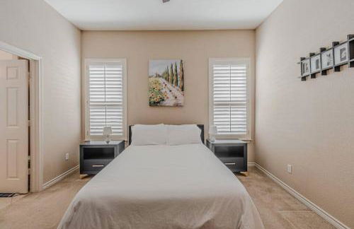 The Castle! by the Lake with Pool & Balcony West Plano - Foto 23