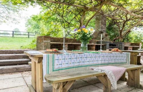 Lower Barn House at Westerlands Farm Sleeps 11 - Foto 5