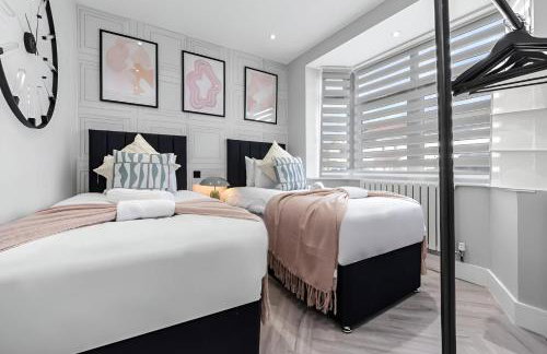 The Ultimate Hangout 4BR Modern House with Garden - Photo 18