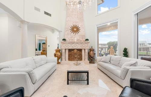 Near the Beach • Pool & Jacuzzi • Waterfront Villa - Foto 35