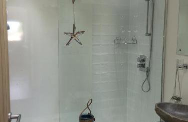 Ocean Drive Deluxe Apartment with complimentary Day Time Beach hut - Foto 37