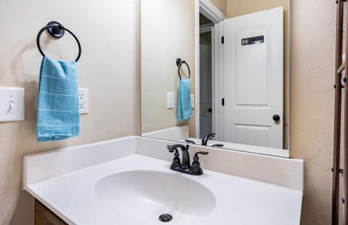 Cheerful 3 Bdrm space, 2 bath!. You gotta love it! - Photo 31