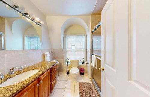3-Bed 2-Bath Brookline Village Townhome w Deck - Foto 20