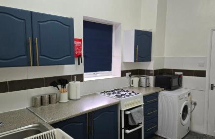 Spacious Entire House with Free Parking Perfect for Relocators Contractors and Long Term Stays - Photo 20